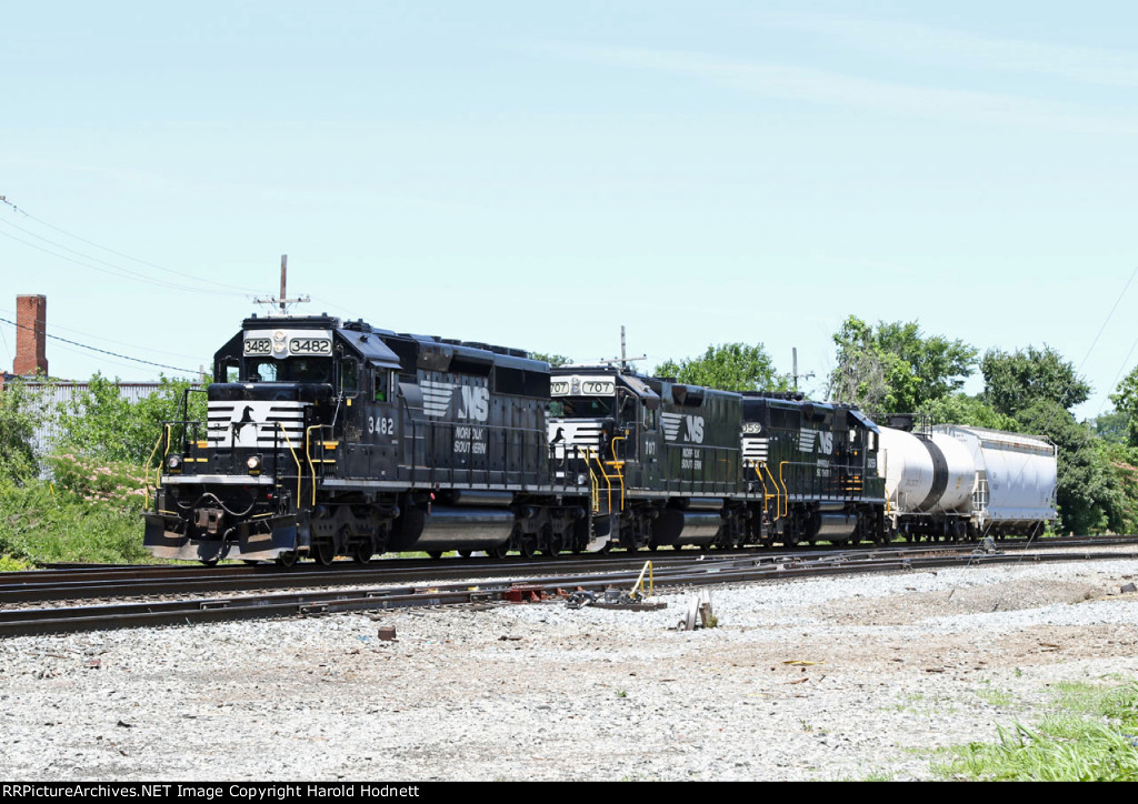 NS 3482 leads an overpowered P08 back to the yard